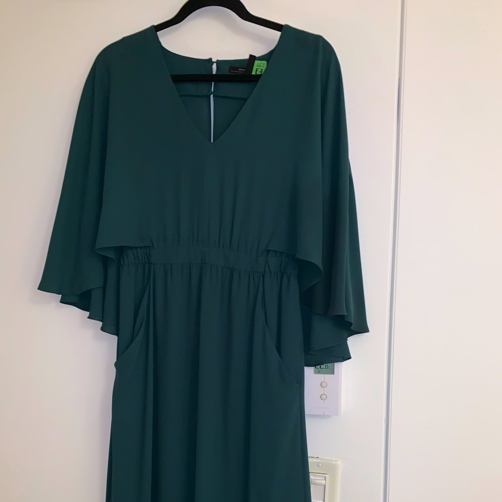 BCBGMAXAZRIA green classy dress size 4 , like brand new